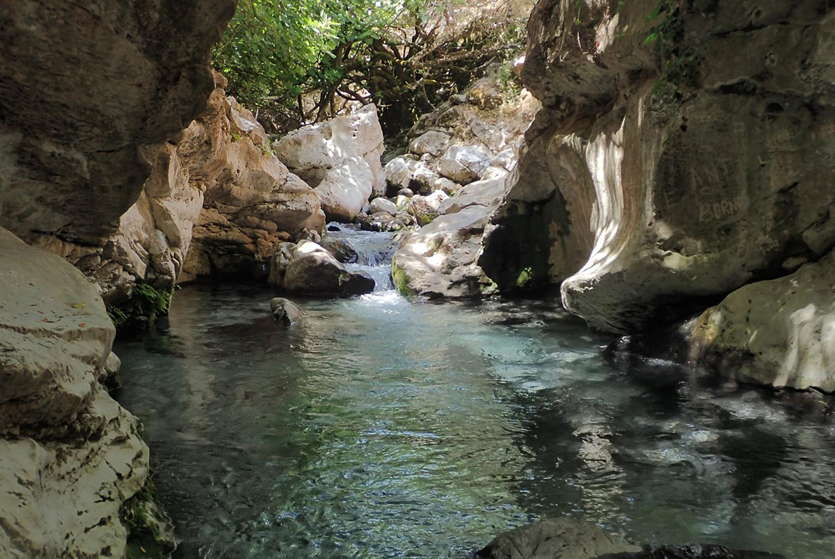 The route along the Arroyo de Bocaleones offers the opportunity to go down to the stream and cool off