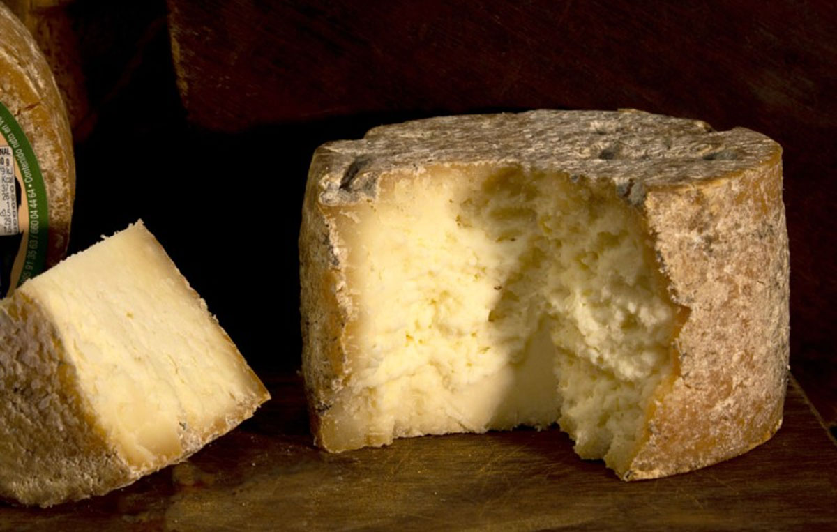Gamonéu cheese, block and slice