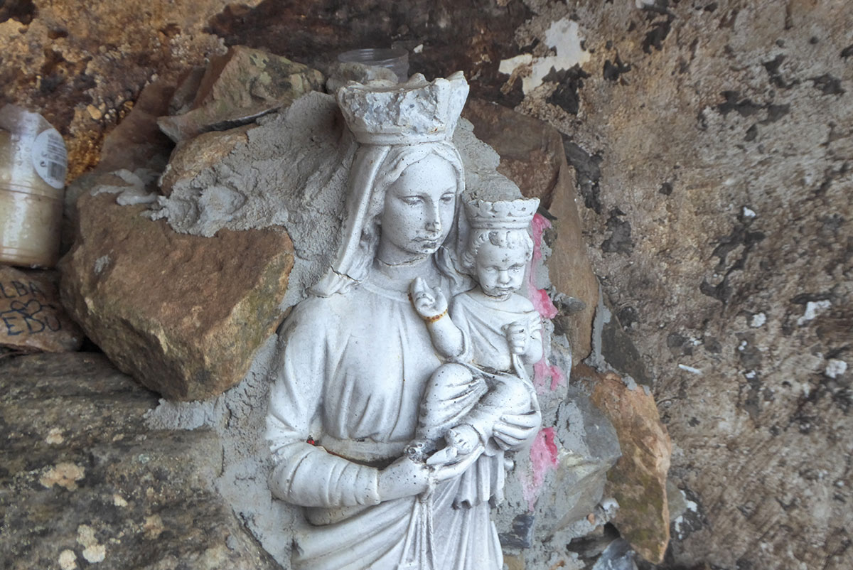 Statue of the Virgin and Child at the top of Cruz de Juanar