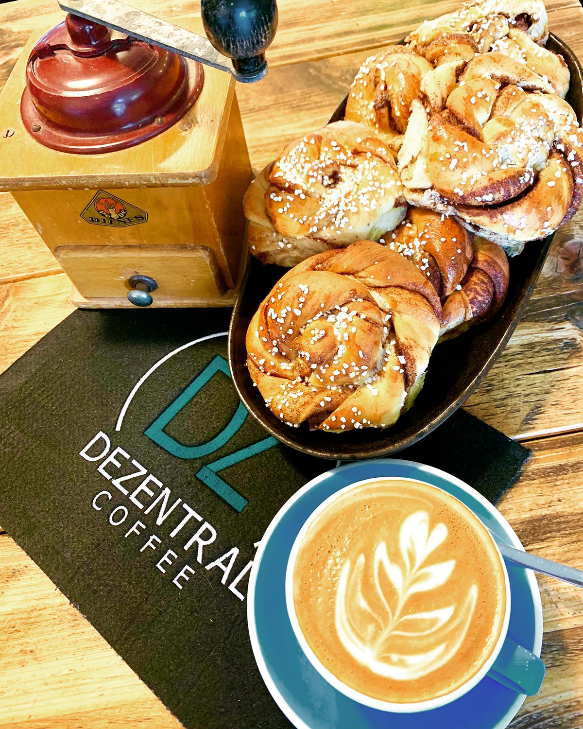 Dezentral coffee and freshly baked cinnamon buns