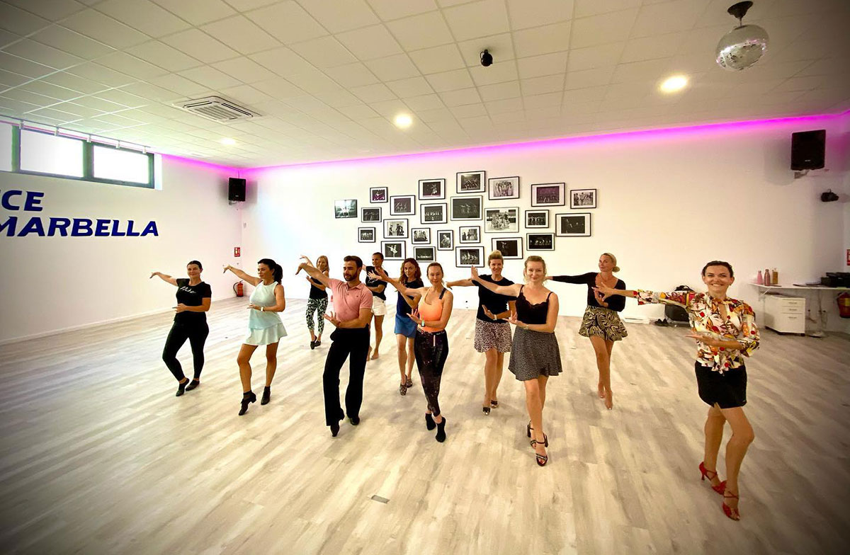 Dance Marbella, group of dancers in studio