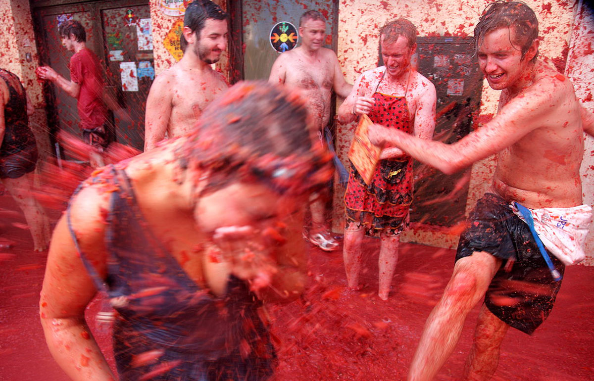 Young people in the Tomatina festival.