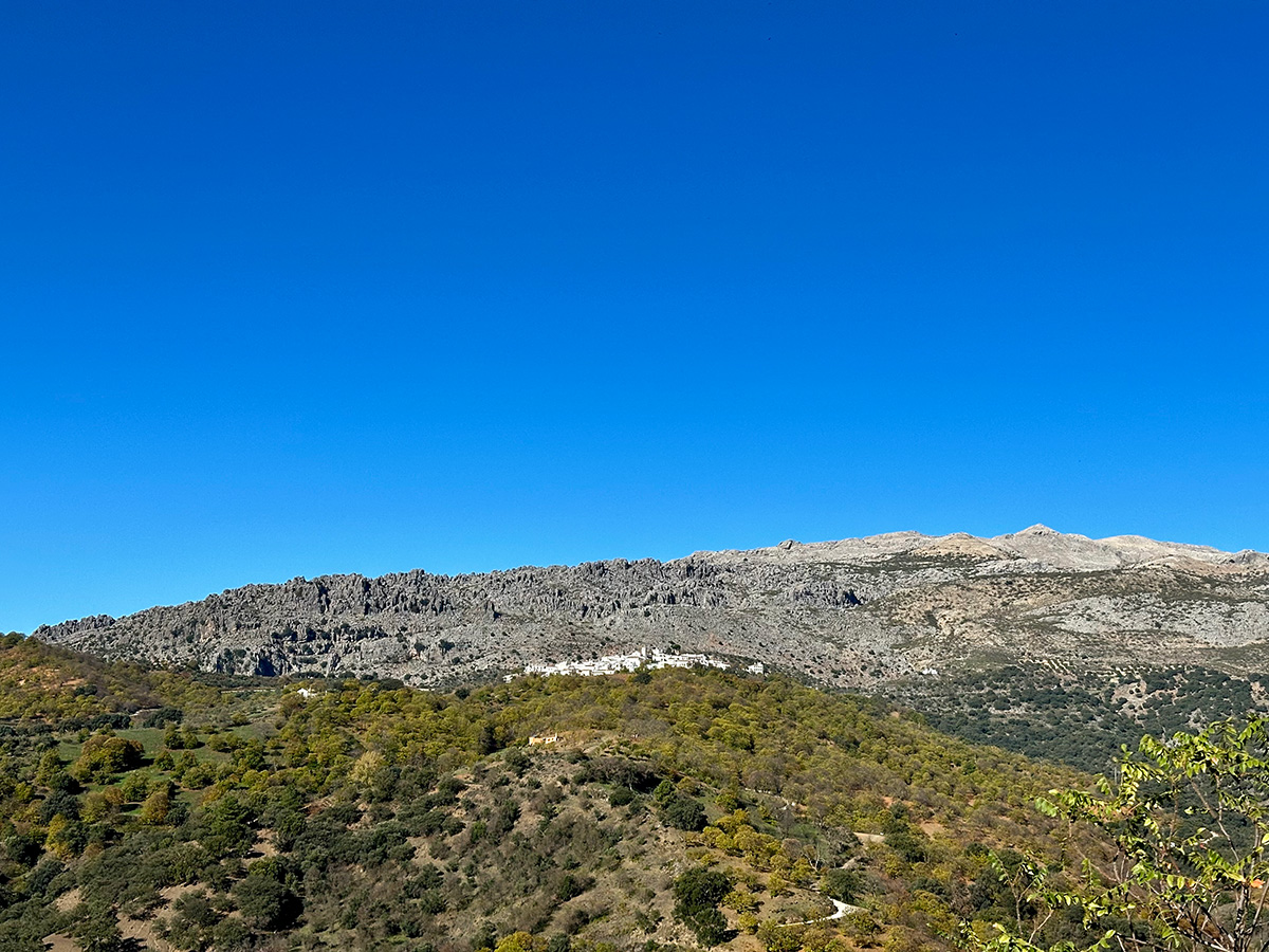 The breathtaking backdrop of the village of Cartijima 